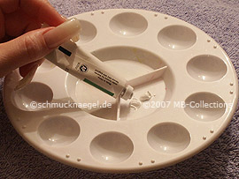 paleta, pinturas acrílicas y una servilleta de papel