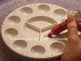 paleta, pinturas acrílicas y una servilleta de papel