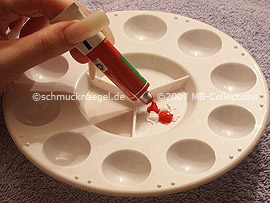 paleta, pinturas acrílicas y una servilleta de papel
