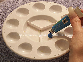 paleta, pinturas acrílicas y una servilleta