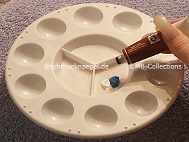 paleta, pinturas acrílicas y una servilleta
