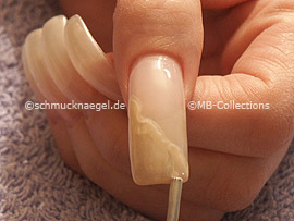 esmalte de color beige claro