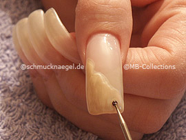 spot-swirl, piedras strass y nail art liner de color oro-glitter