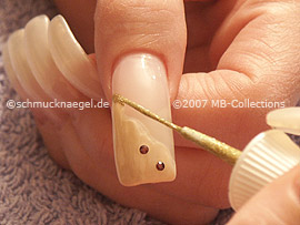 spot-swirl, piedras strass y nail art liner de color oro-glitter
