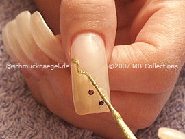 spot-swirl, piedras strass y nail art liner de color oro-glitter