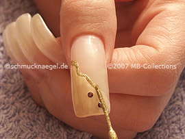 spot-swirl, piedras strass y nail art liner de color oro-glitter