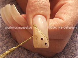 spot-swirl, piedras strass y nail art liner de color oro-glitter