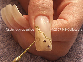 spot-swirl, piedras strass y nail art liner de color oro-glitter