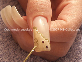 spot-swirl, piedras strass y nail art liner de color oro-glitter