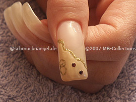 spot-swirl, piedras strass y nail art liner de color oro-glitter