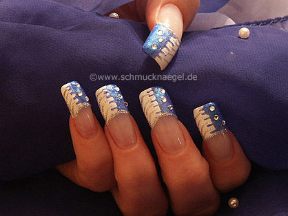Uñas francesas en azul blanco