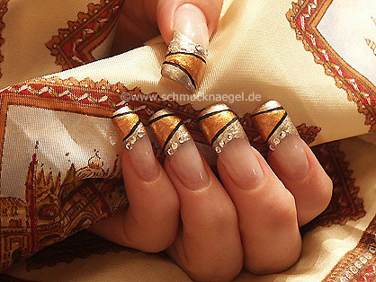 Motivo de uñas francesas en marrón y oro