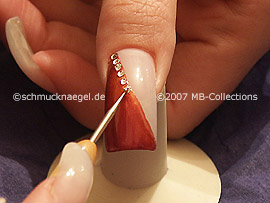 spot-swirl, esmalte transparente y piedras strass