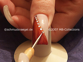 spot-swirl, esmalte transparente y piedras strass