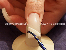 esmalte en blanco y nail art pen de color azul oscuro