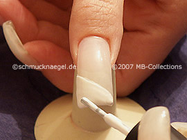 esmalte en blanco y nail art pen de color azul oscuro