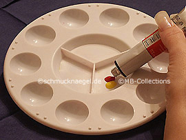 paleta, pinturas acrílicas y servilleta de papel