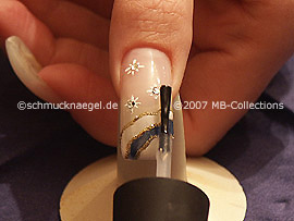 Fingernagel mit einem Esmalte transparente überlackieren