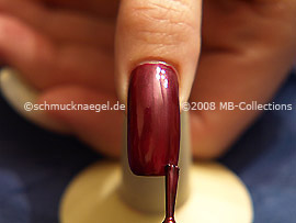 Nail lacquer in the colour claret-red