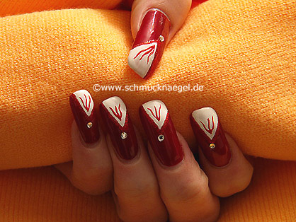 Nail decor in red with strass stone