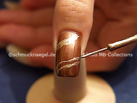 Nail art liner in the colour gold
