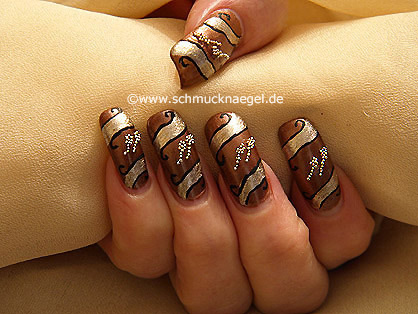 Fingernail motif with nail art bouillons in silver