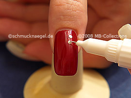 Nail art pen in the colour white
