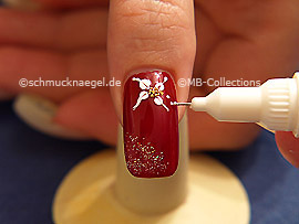 Nail art pen in the colour white