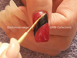 Nail art liner in the colour gold-glitter