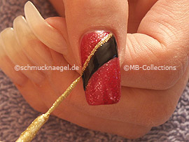 Nail art liner in the colour gold-glitter
