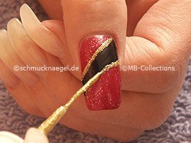 Nail art liner in the colour gold-glitter