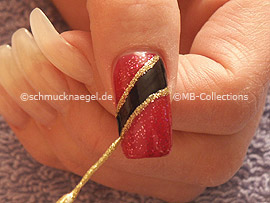 Nail art liner in the colour gold-glitter
