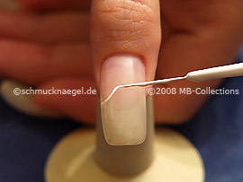 Nail art liner in the colour white