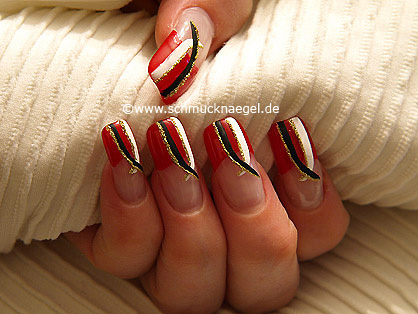 Fingernail cosmetics with nail art liner and nail polish