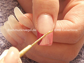 Nail art liner in the colour gold-glitter