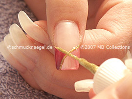 Nail art liner in the colour gold-glitter