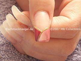 Nail art liner in the colour gold-glitter