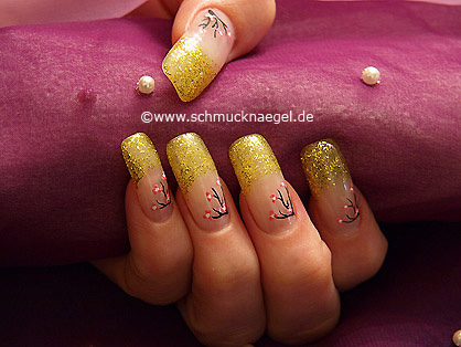 Decoration the fingernails with nail art liner