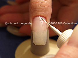 Nail art liner in the colour white