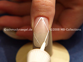 Nail art liner in the colour white