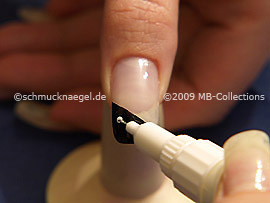 Nail art pen in the colour white
