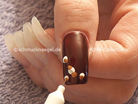 Nail art pen in the colour gold