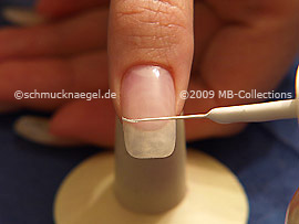 Nail art liner in the colour white