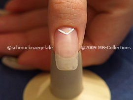 Nail art liner in the colour white