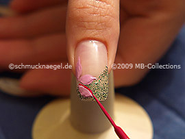 Nail art liner in the colour lilac