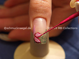 Nail art liner in the colour lilac