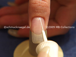 Nail liner in the colour white