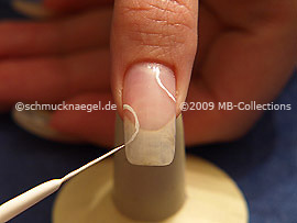 Nail liner in the colour white