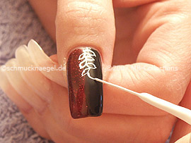 Nail art liner in the colour white