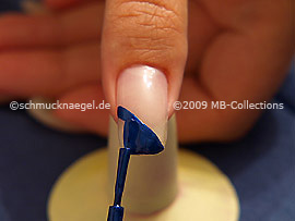 Nail lacquer in the colour dark blue